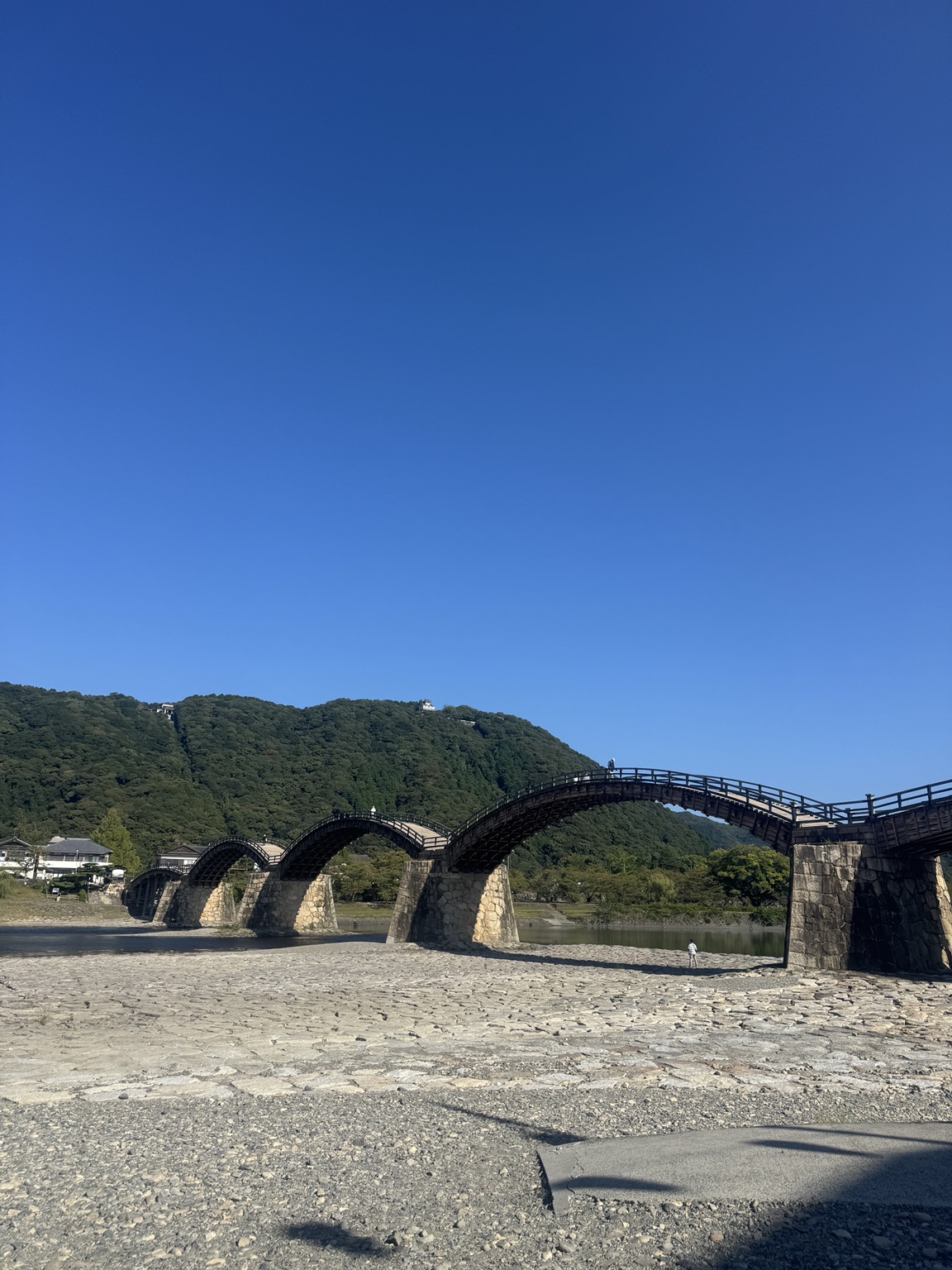 錦帯橋を渡る