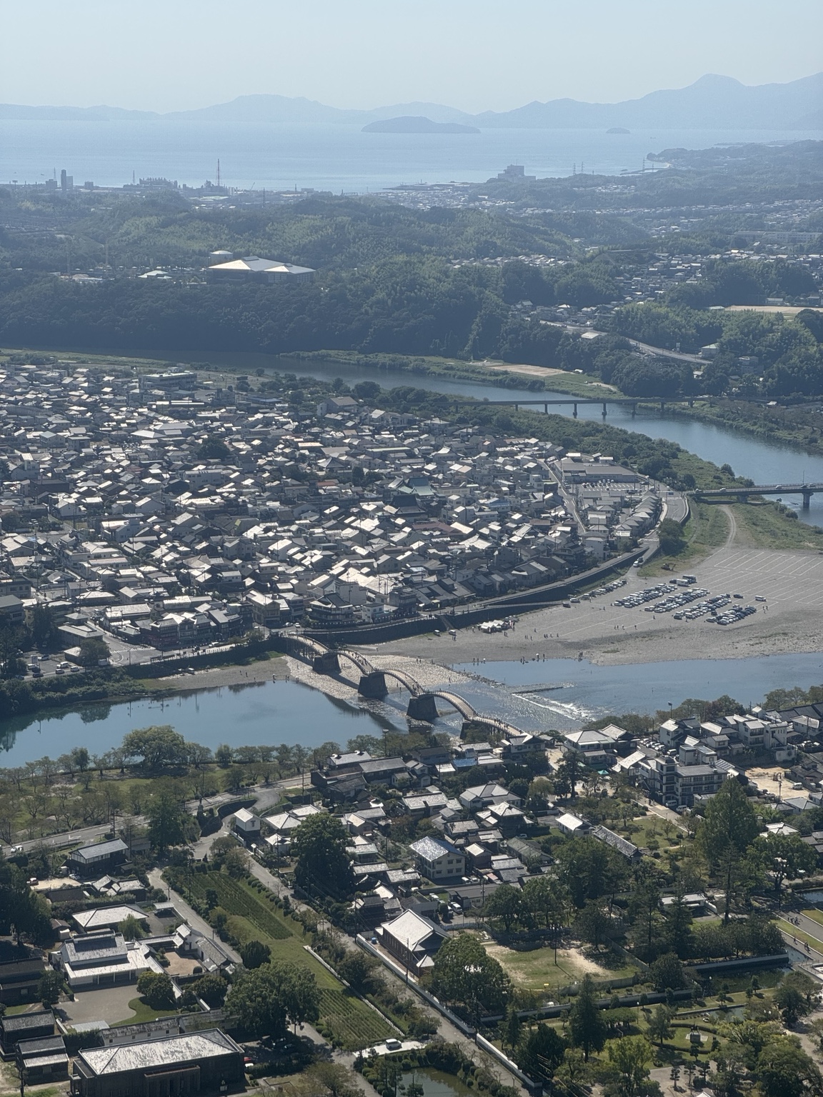 岩国城から見下ろす錦帯橋と岩国の街